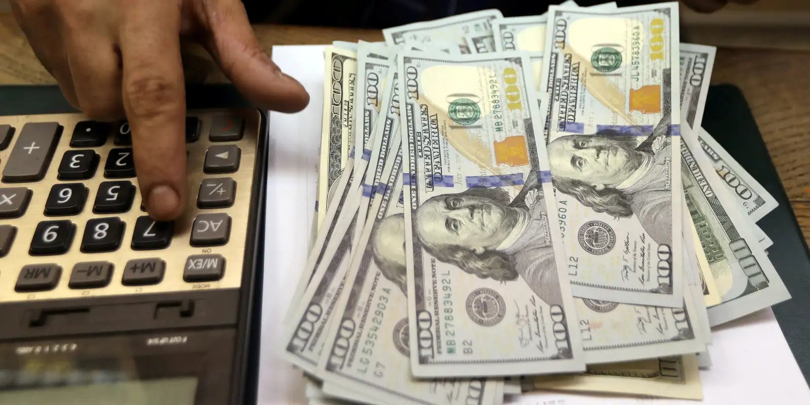 Dólar sobe para R$ 5,45, pressionado por Brasil e exterior