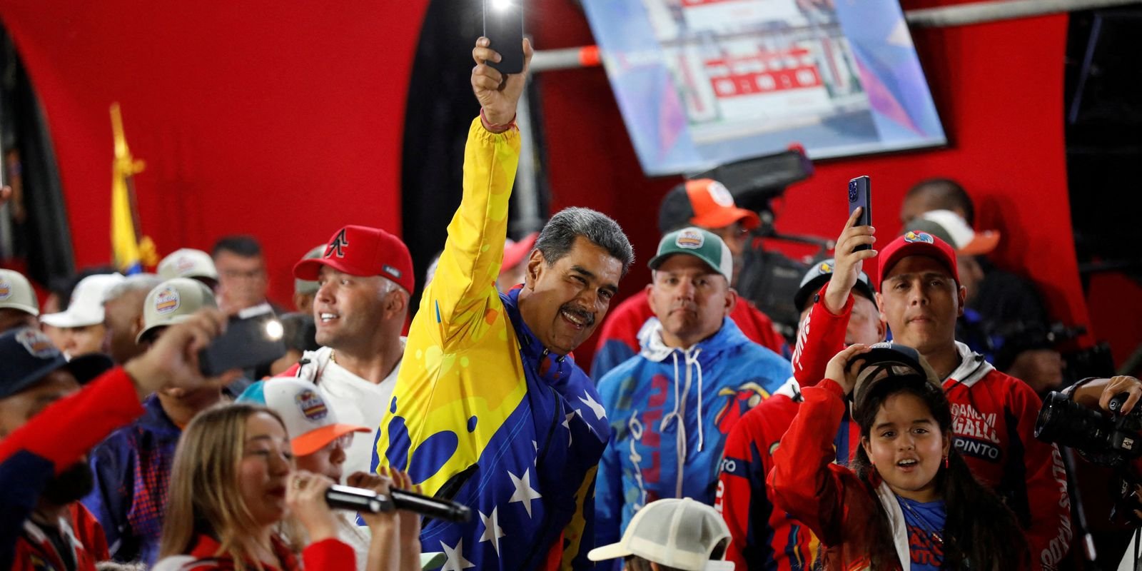 Maduro é proclamado presidente da Venezuela e acusa golpe de Estado
