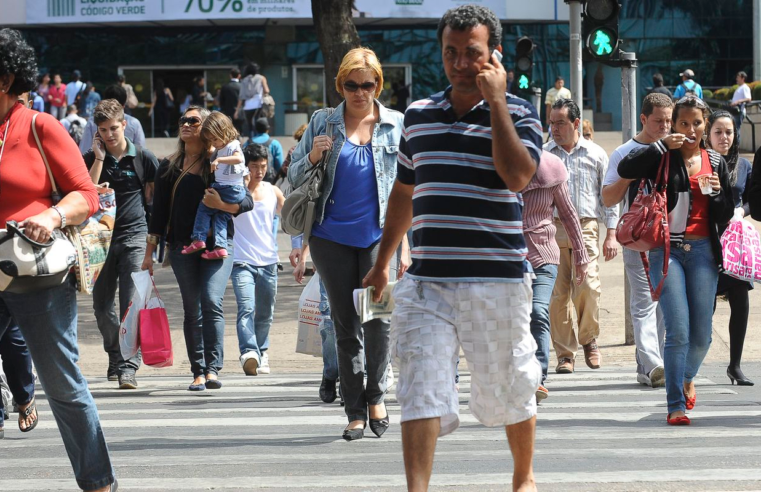 Desemprego cai para 6,9%, menor índice do trimestre desde 2014