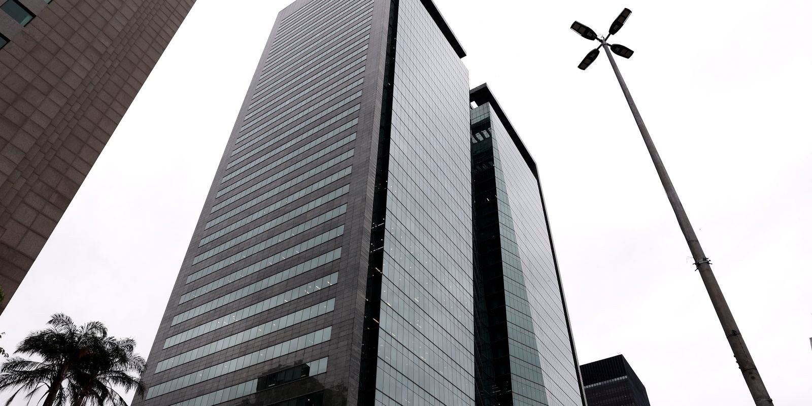 UFRJ busca recursos com permuta de 11 andares de edifício moderno