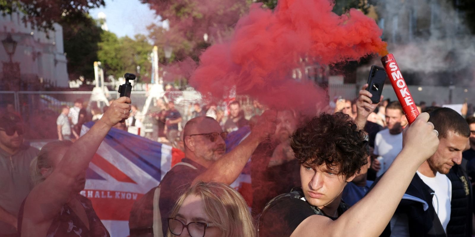Mais de 100 são detidos na Inglaterra em protestos anti-imigração