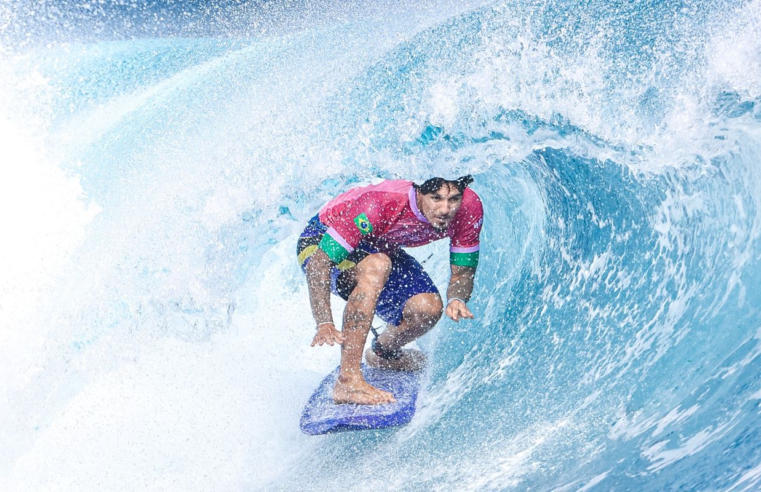 Medina supera Chumbinho e está nas semifinais do surfe