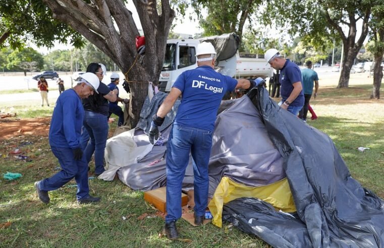 Equipes do GDF atendem 21 pessoas em situação de rua na Asa Norte