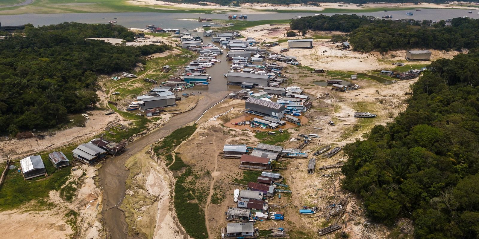 Prefeitura de Manaus distribui ajuda a afetados por seca