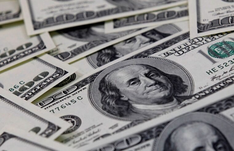 Dólar sobe para R$ 5,61 e fecha no maior valor em um mês