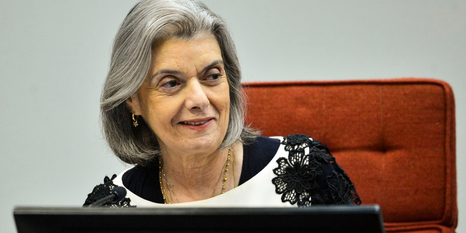Cármen Lúcia diz que desinformação nas eleições é "cabresto digital"