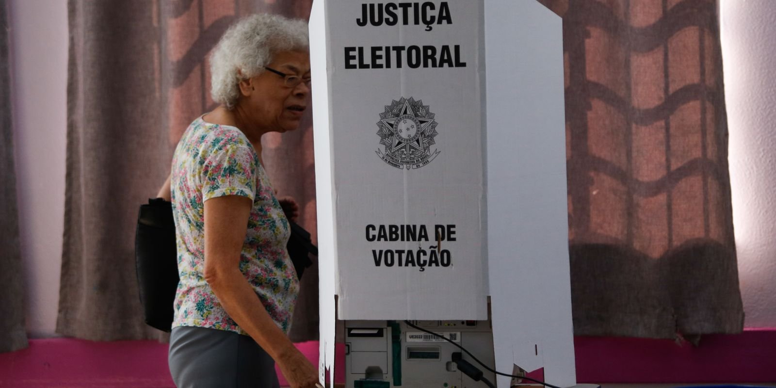 Eleições são encerradas em todo o país; começa apuração dos votos