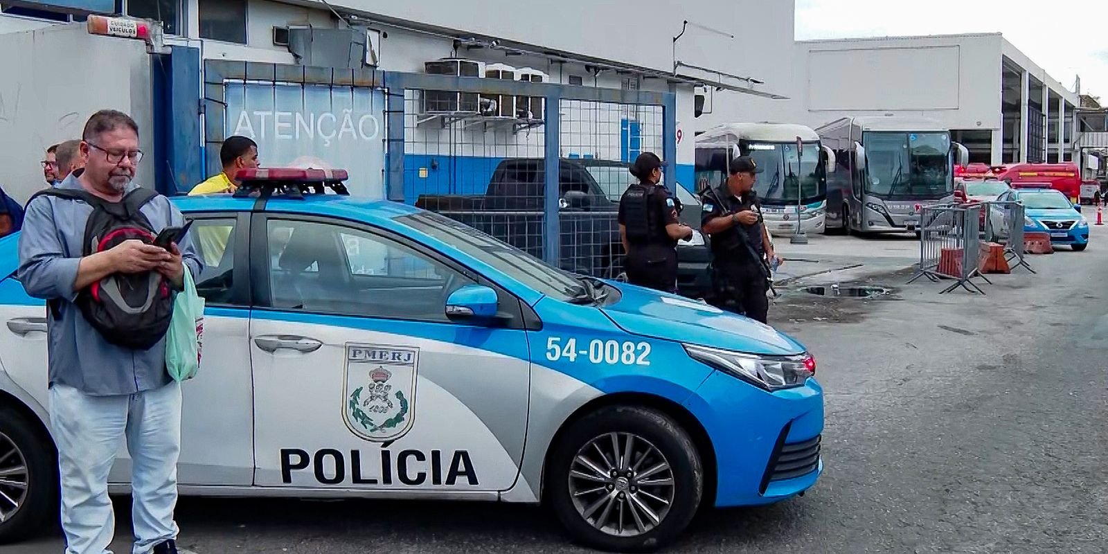 Criminosos sequestram 9 ônibus para fechar rua durante operação no Rio