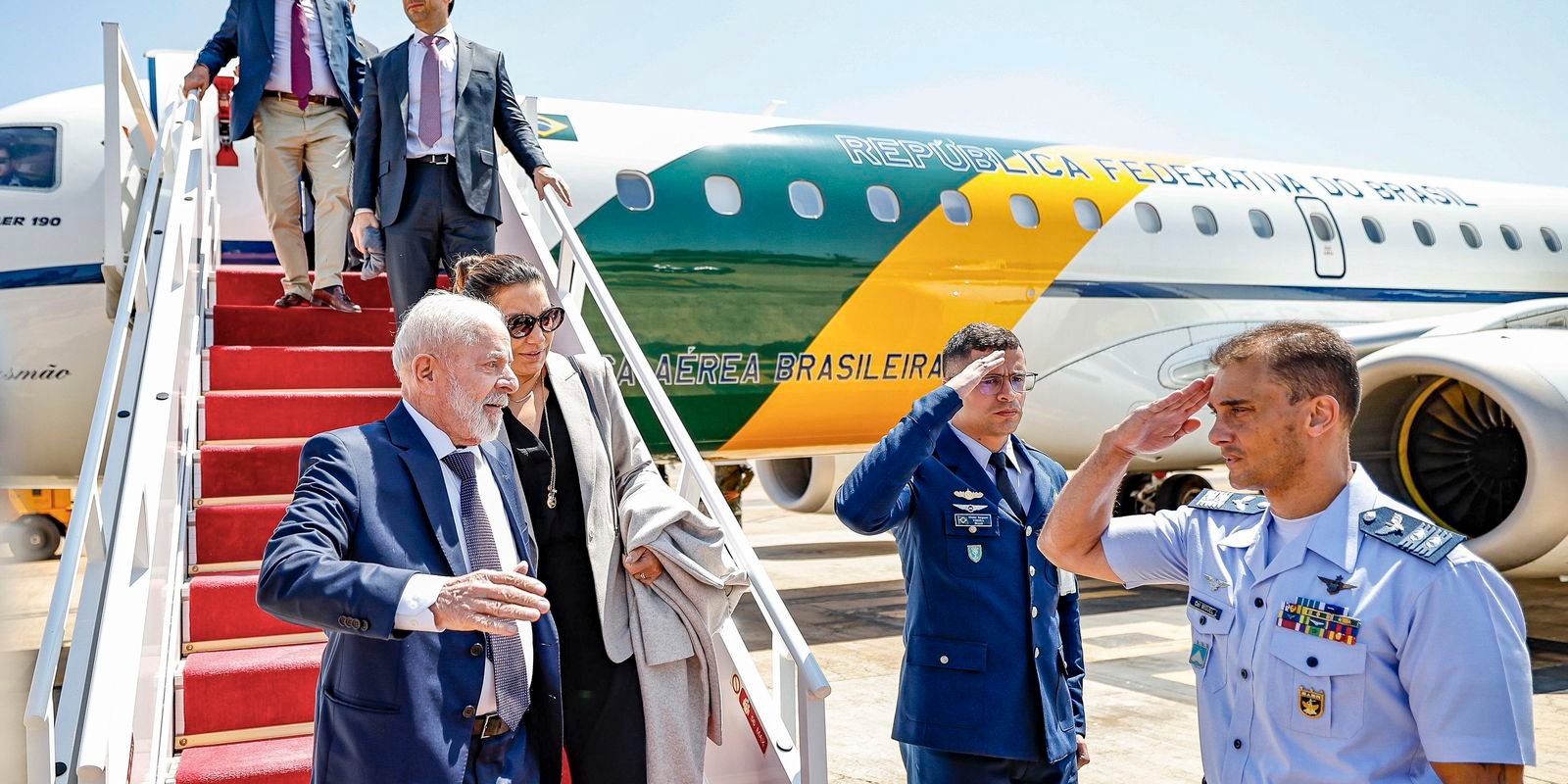 Lula desembarca em Brasília após problema com avião no México
