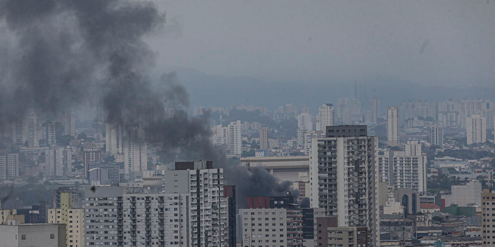 Prédio no Brás em São Paulo pega fogo e corre risco de desabar