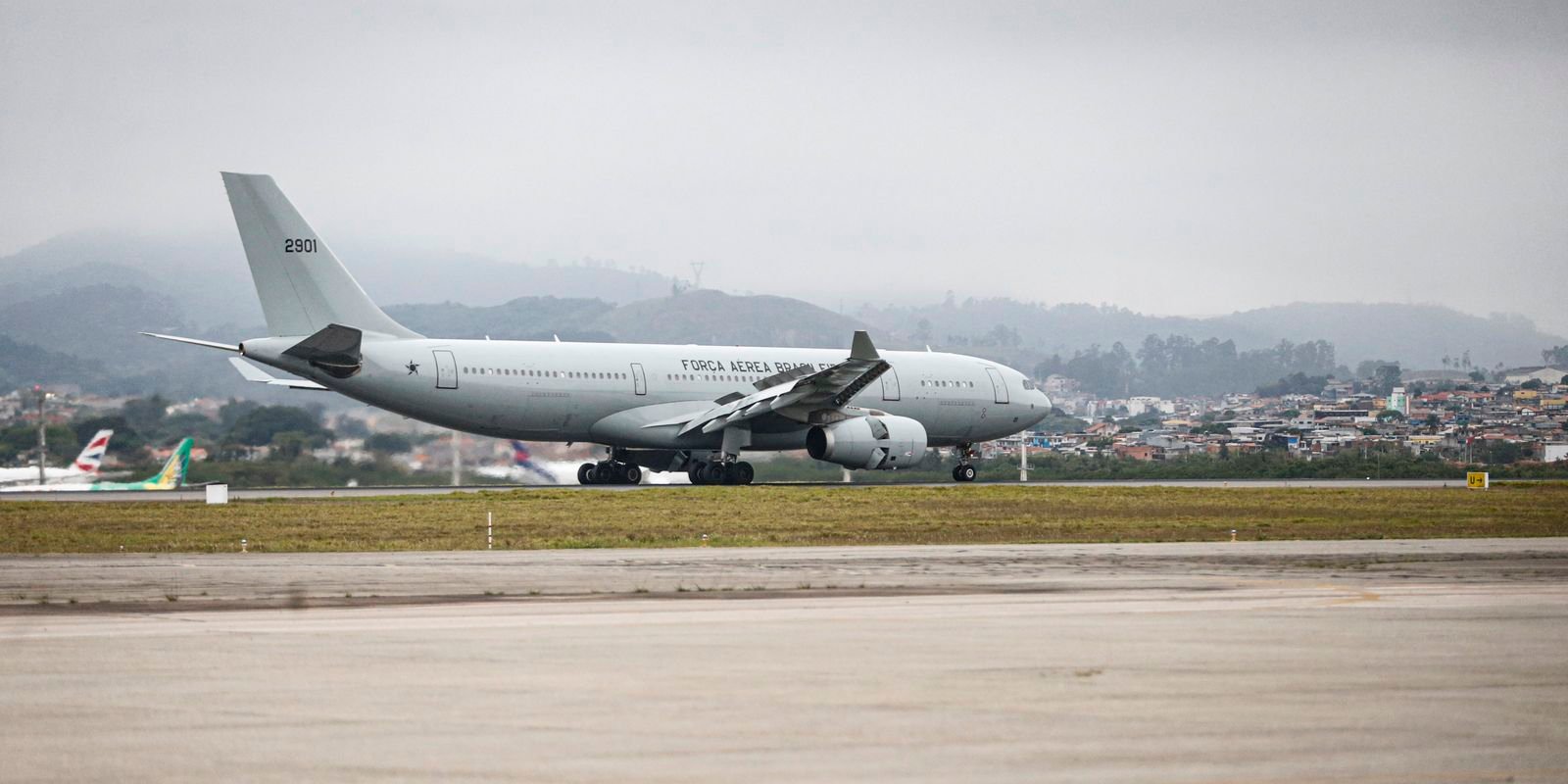 Avião com 221 brasileiros repatriados do Líbano pousa em Guarulhos