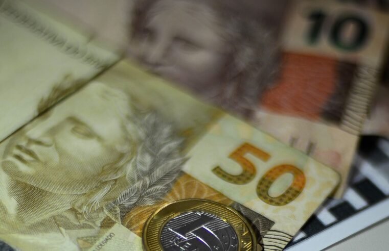 Taxa de juros elevada segura consumidores em inadimplência, diz CNC
