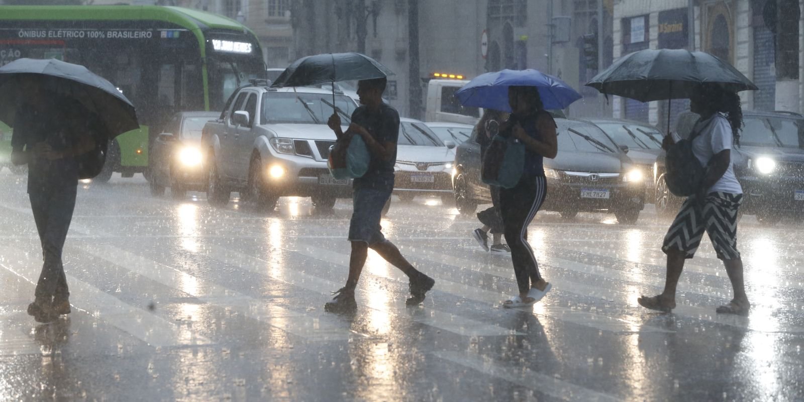 Chuva forte deixa cidade de São Paulo em estado de alerta