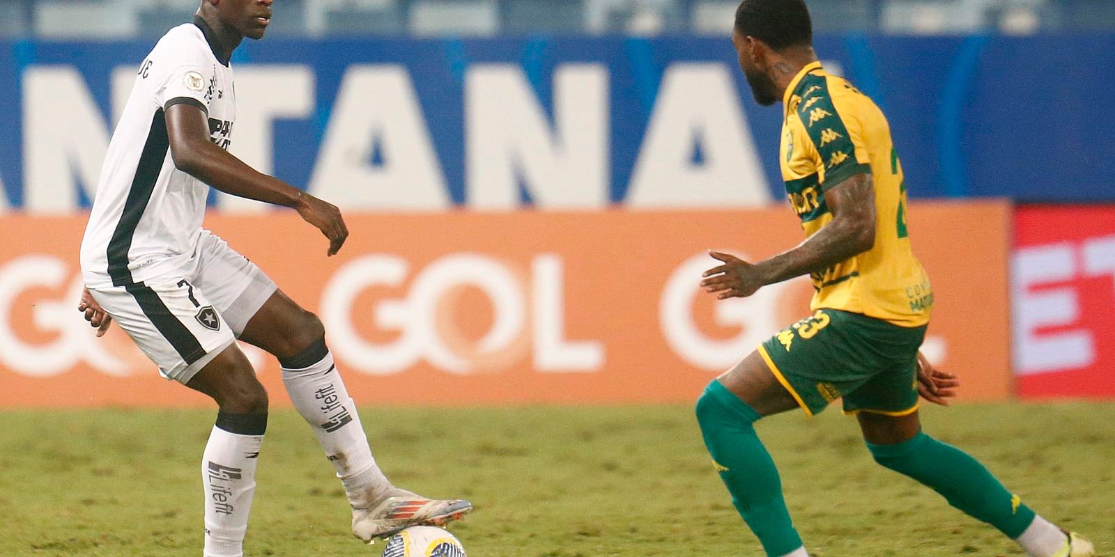 Botafogo joga para tentar manter vantagem na ponta do Brasileiro