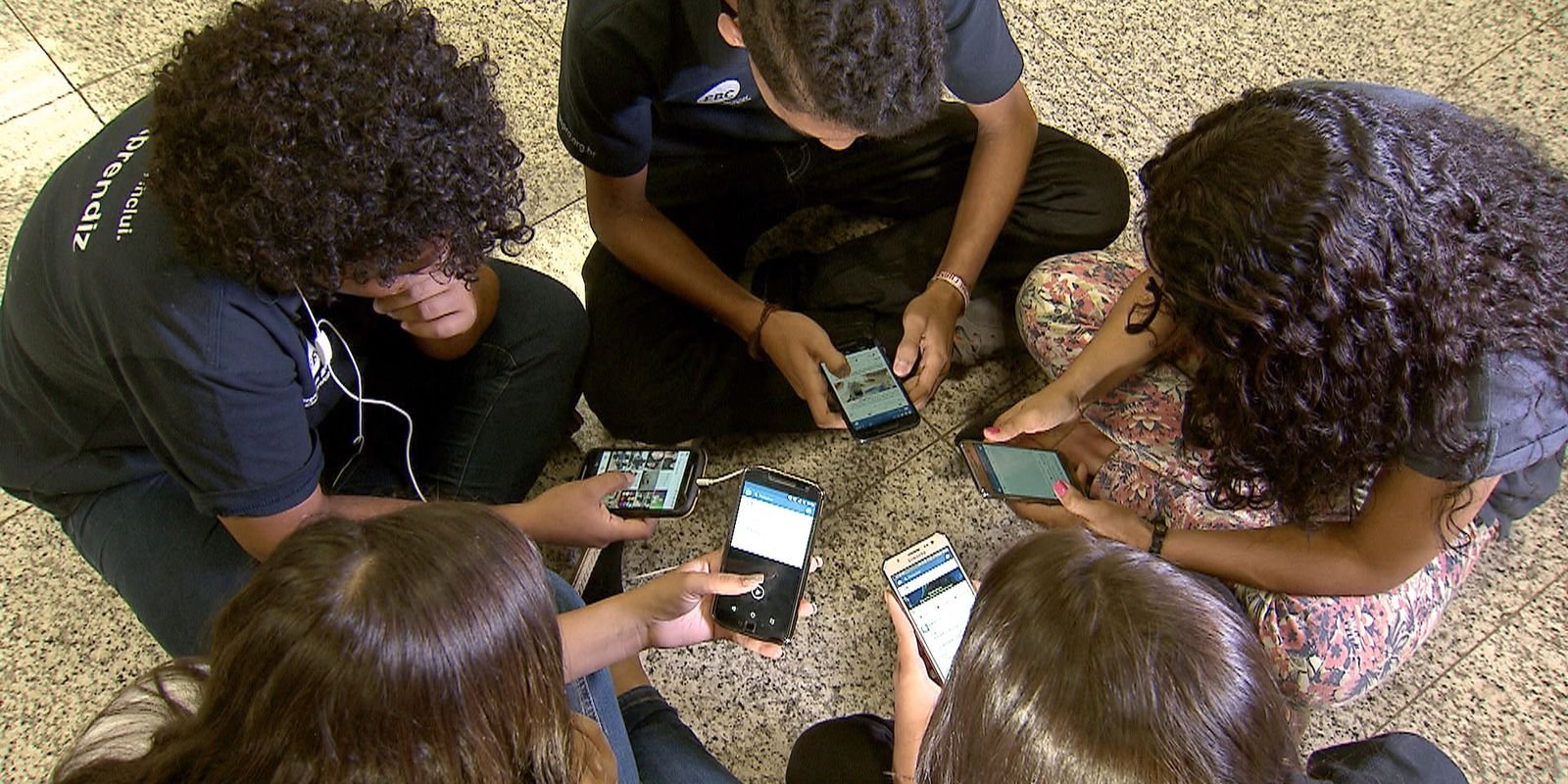 Pesquisa: 86% dos brasileiros apoiam restrição de celular nas escolas