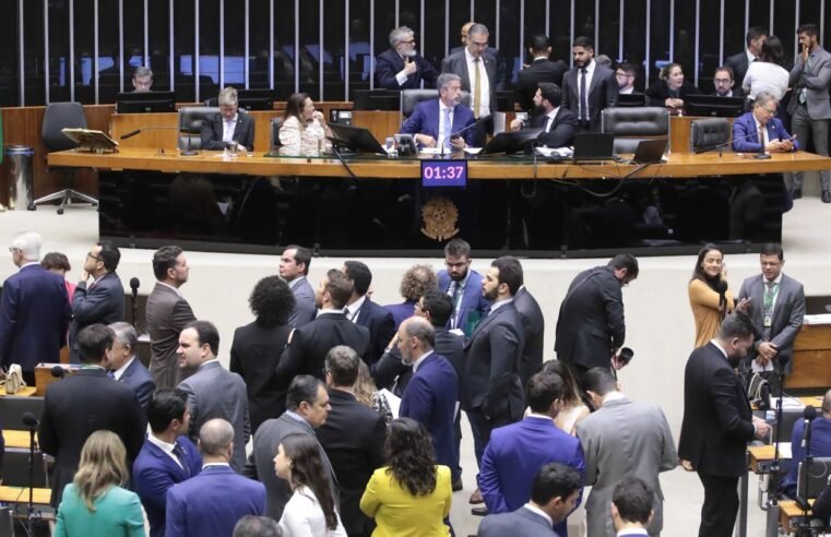 Câmara aprova teto para salário mínimo, mas afrouxa mudanças no BPC
