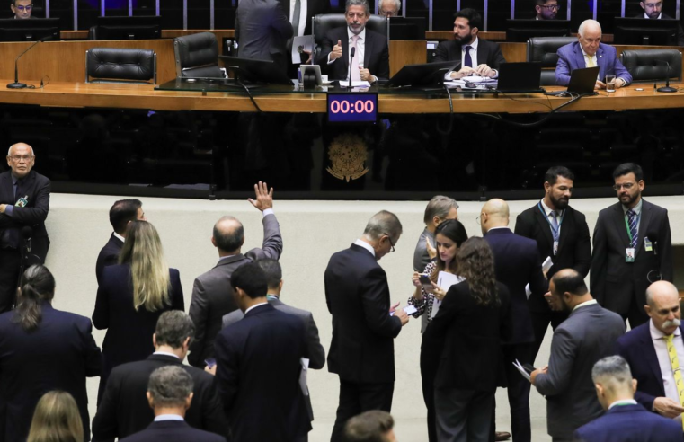 Câmara aprova urgência para corte de gastos e governo promete negociar