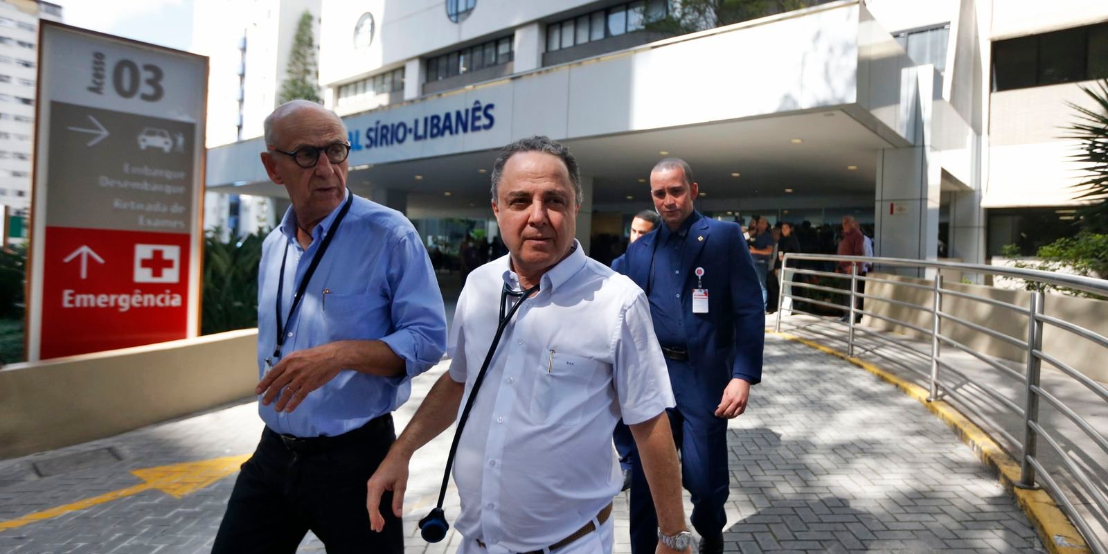 Lula está bem e conversando, diz médico