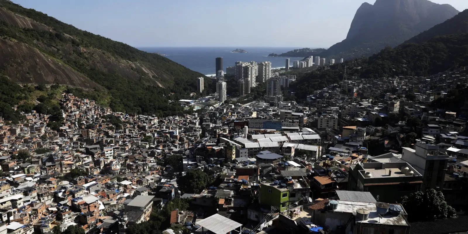 Polícia do Rio faz ação na Rocinha para cumprir 34 mandados de prisão