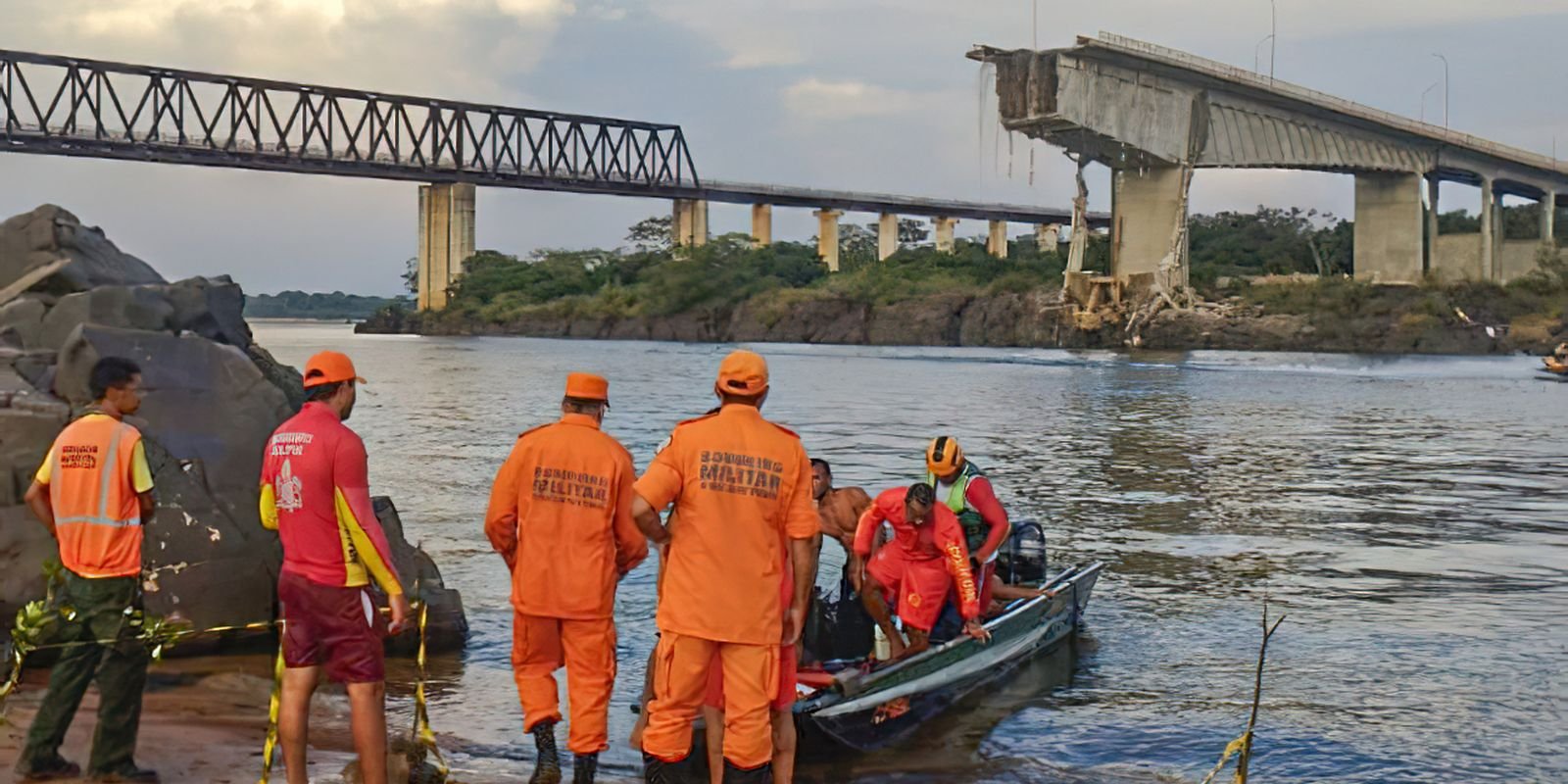 Chega a oito o número de mortes confirmadas após queda de ponte