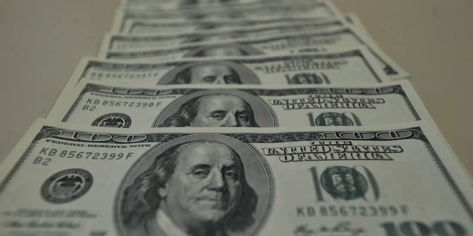 Dólar cai para R$ 6,02 e atinge menor valor em mais de um mês