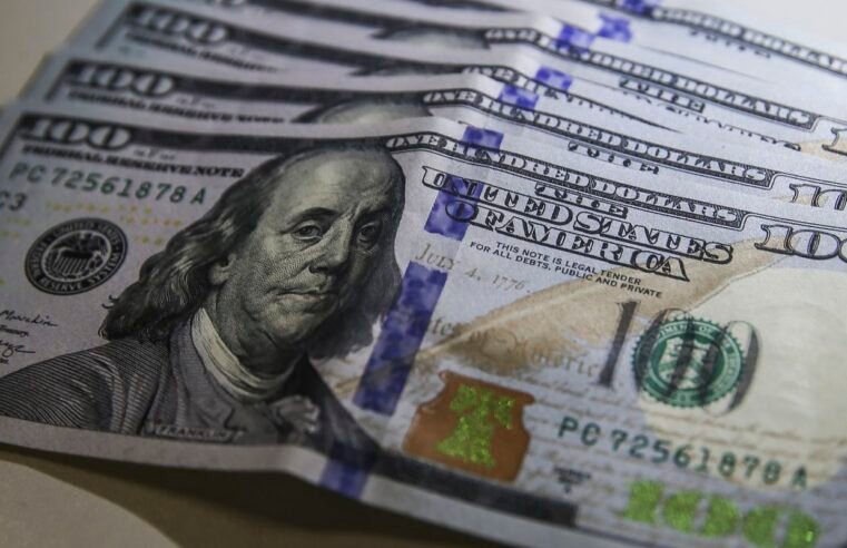 Dólar cai para R$ 6,04 em dia de posse de Trump