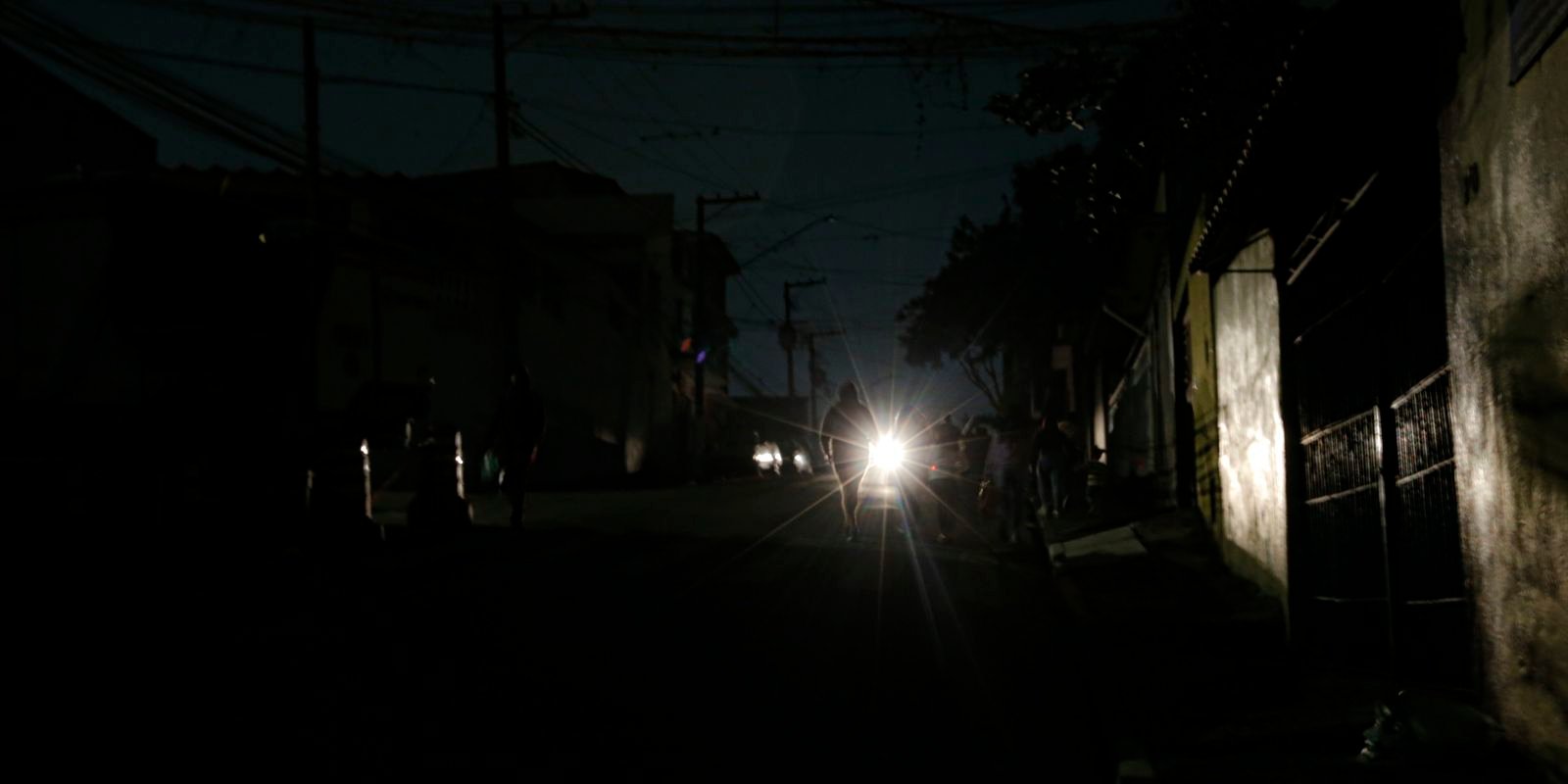 Procon-SP notifica Enel por interrupção prolongada de energia elétrica