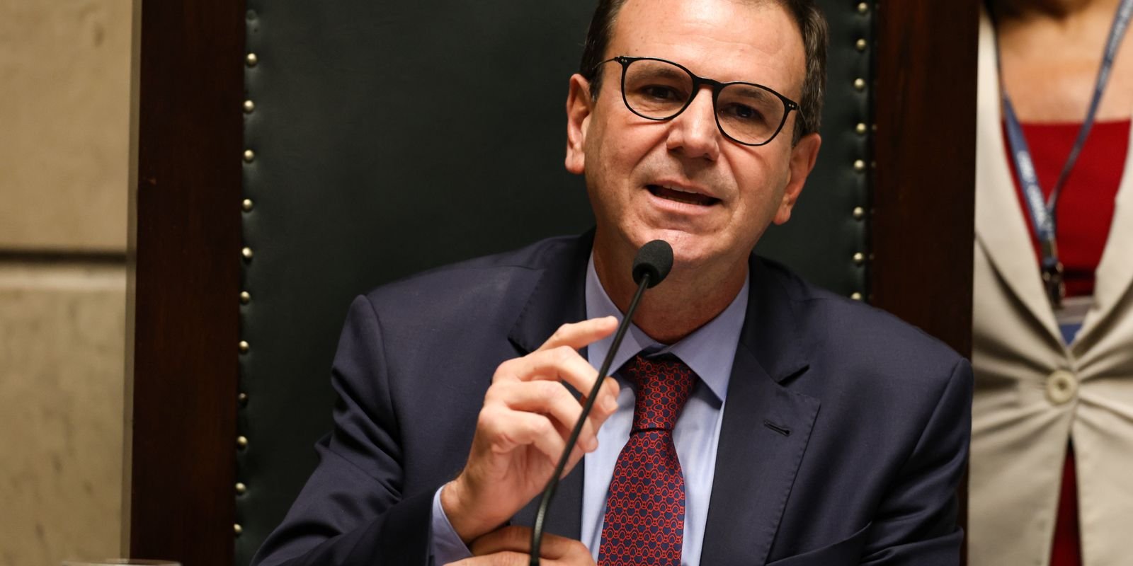 Paes assume novo mandato e propõe Força Municipal armada