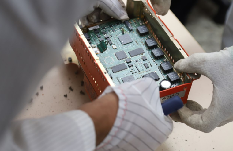 FAB entrega dados de caixas-pretas para agência do Cazaquistão