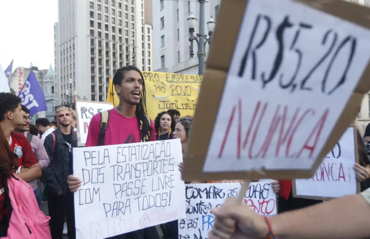 Manifestantes protestam contra aumento das passagens municipais em SP