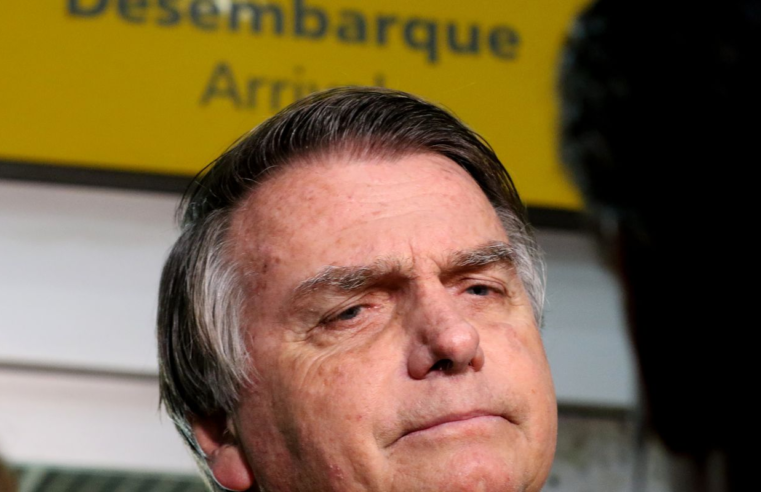 Citando possível fuga, Moraes nega devolver passaporte de Bolsonaro