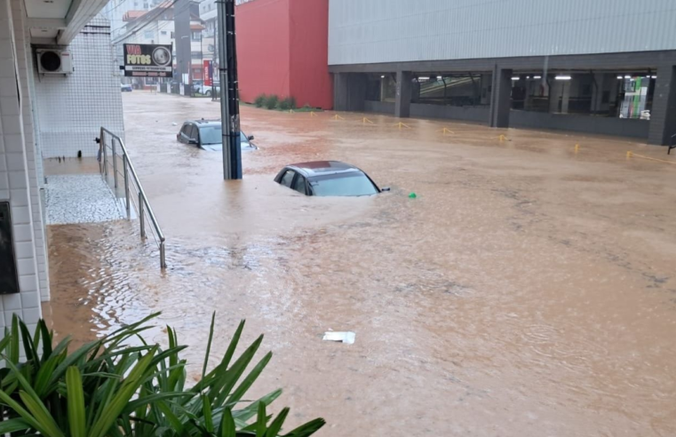 Chuva diminui em Santa Catarina, mas chegada de frente fria preocupa