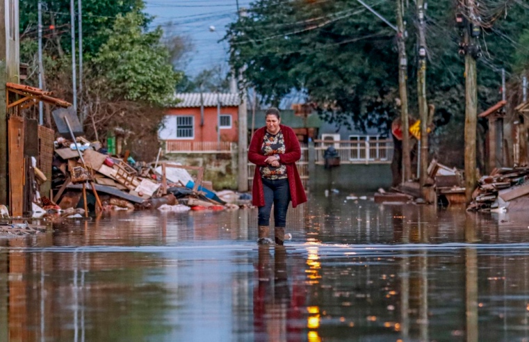 Ponte de contêineres é destruída no Rio Grande do Sul