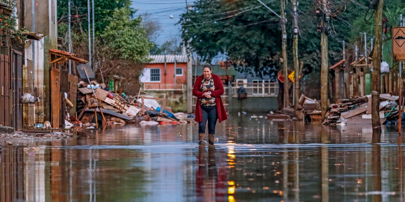 Ponte de contêineres é destruída no Rio Grande do Sul