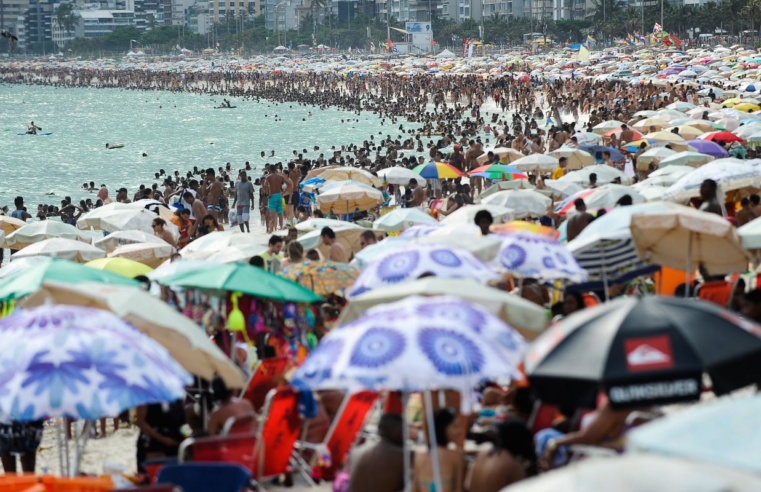 Banho noturno na orla do Rio atrai cariocas e turistas no calorão