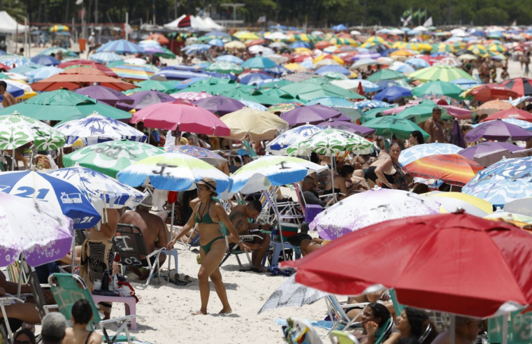 Calor de 39 graus deixa as praias lotadas no Rio de Janeiro