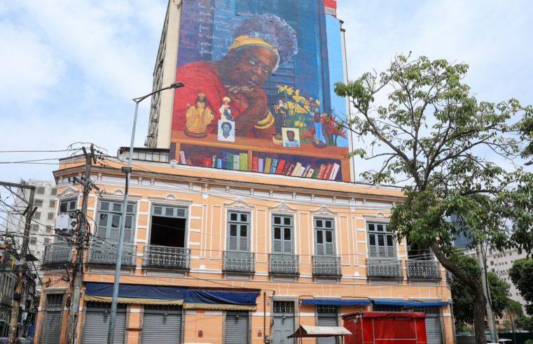 "Flores em vida": Mural gigante homenageia Conceição Evaristo no Rio
