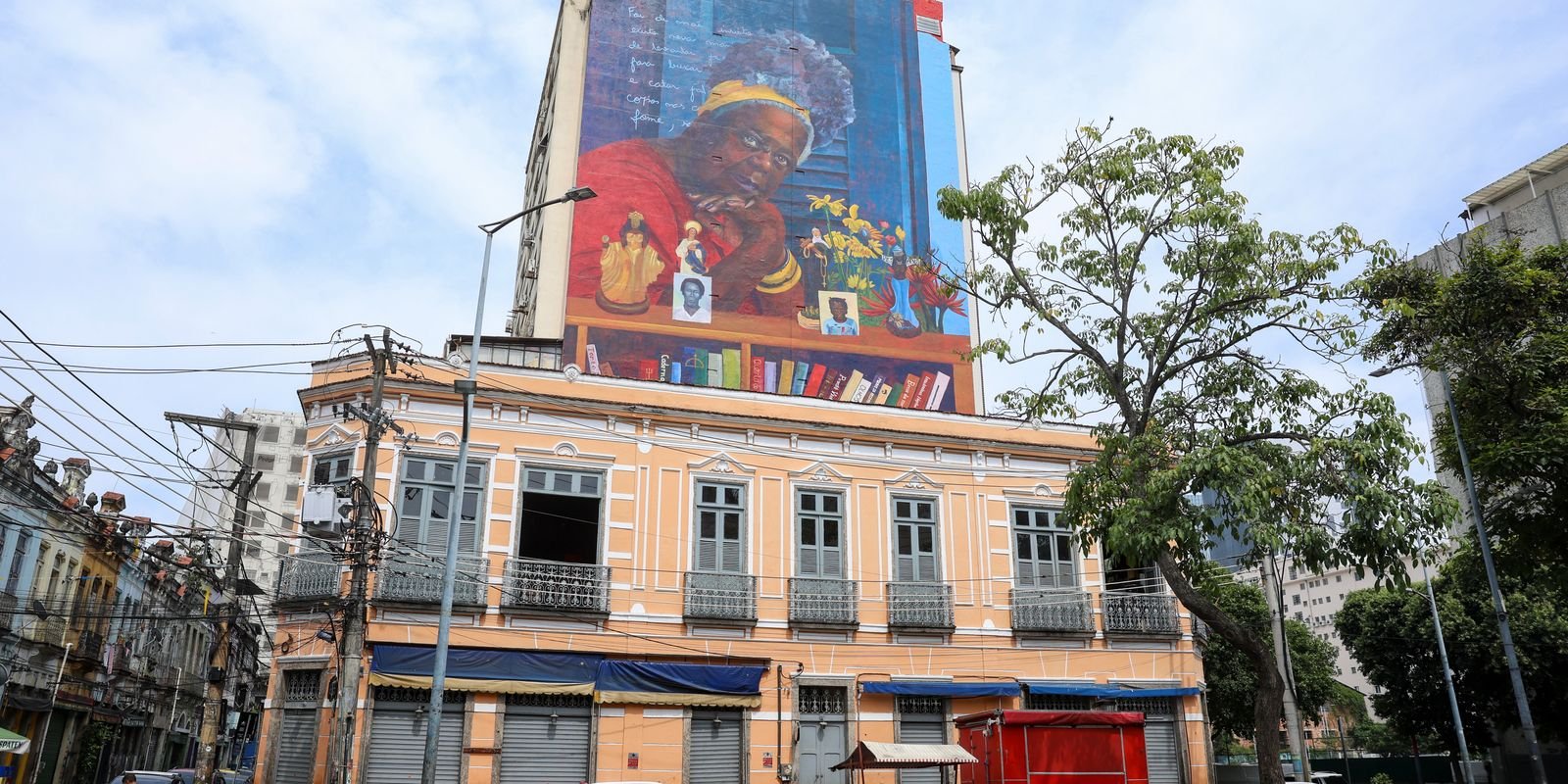 "Flores em vida": Mural gigante homenageia Conceição Evaristo no Rio