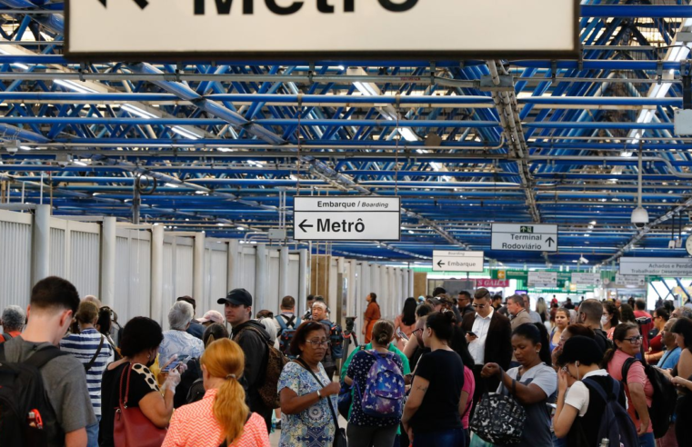 Metrô de SP retoma operação após alagamento de estação