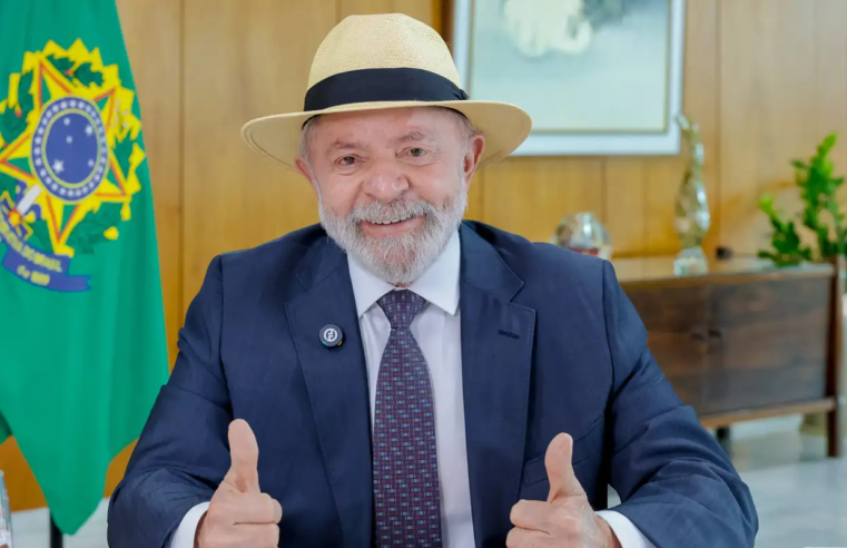 Lula faz exames de imagem da cabeça e está liberado para viagens