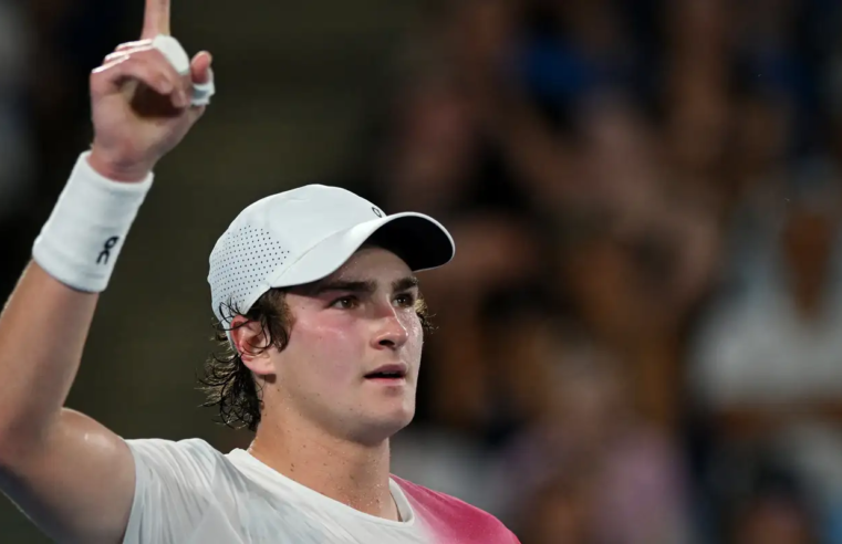 Aos 18 anos, João Fonseca entra no top 100 do ranking mundial de tênis