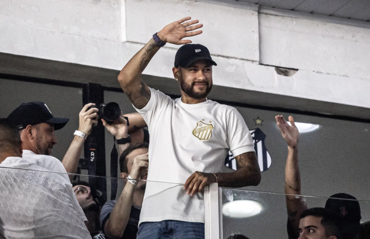 Atacante Neymar anuncia retorno ao Santos