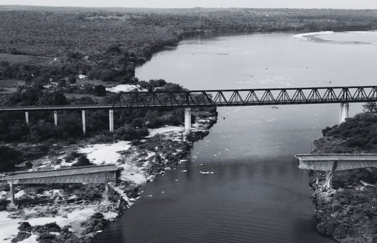 Resgatado corpo em cabine de caminhão submerso após queda de ponte