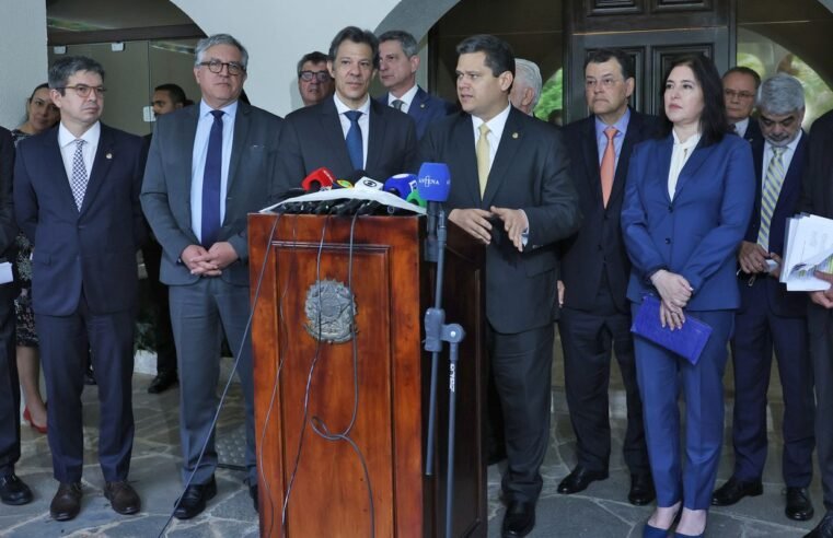 Ao lado de ministros, Alcolumbre promete colaboração com o governo