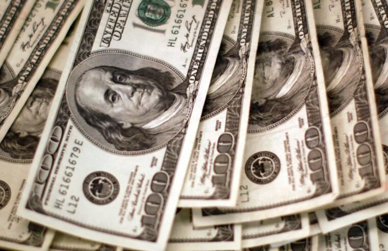 Dólar interrompe sequência de quedas, mas continua abaixo de R$ 5,80