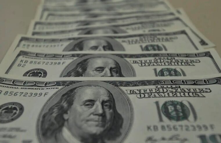 Dólar sobe para R$ 5,75 com receio sobre inflação