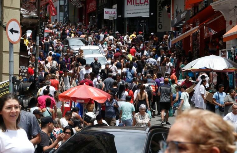Setor de comércio e serviços de SP criou 357 mil empregos em 2024