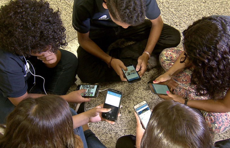 MEC lança guias sobre uso de celulares em ambiente escolar