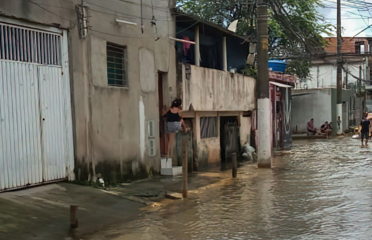 Moradores do Jardim Pantanal, em SP, se mobilizam após alagamentos 