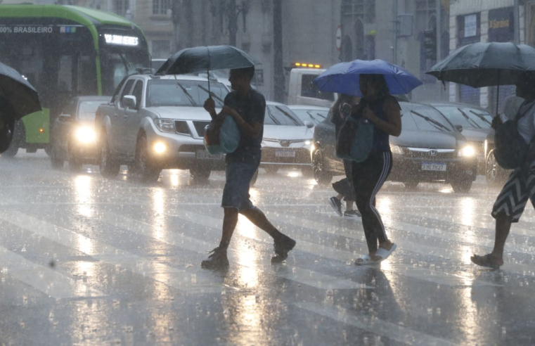 Com novo temporal, capital paulista tem alagamentos e falta de luz